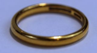 A 22 carat gold Wedding ring, finger size S, 3 mm wide, 4.