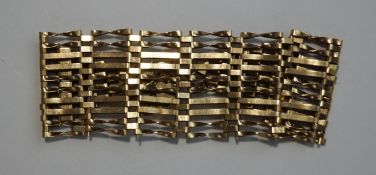 A 9 carat gold bracelet, of ten bar gate links, to a padlock clasp, 19 cm long, 21.