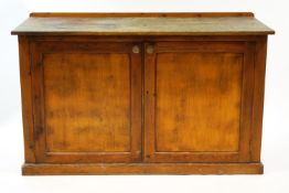 A pine two door cupboard with turned handles, 91.
