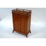 An early 20th Century oak cupboard, with galleried top,