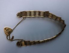 A 9 carat gold gate link bracelet, to a padlock clasp, 14 g gross, 17.
