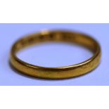 A 22 carat gold wedding ring, finger size Q, 3 mm wide, 3.