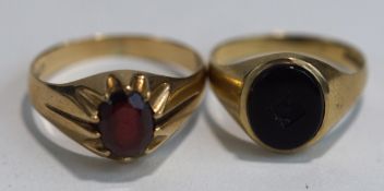 A gentleman's 9 carat gold garnet single stone ring, finger size Y, 4.
