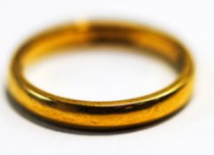An 18 carat gold wedding ring, 3.