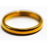 An 18 carat gold wedding ring, 3.