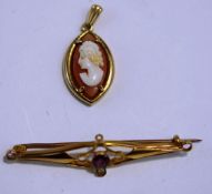 An Edwardian garnet bar brooch, stamped '9ct', 5.1 cm long, 2.