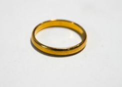 An unmarked gold wedding ring, 3 g gross,