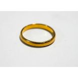 An unmarked gold wedding ring, 3 g gross,