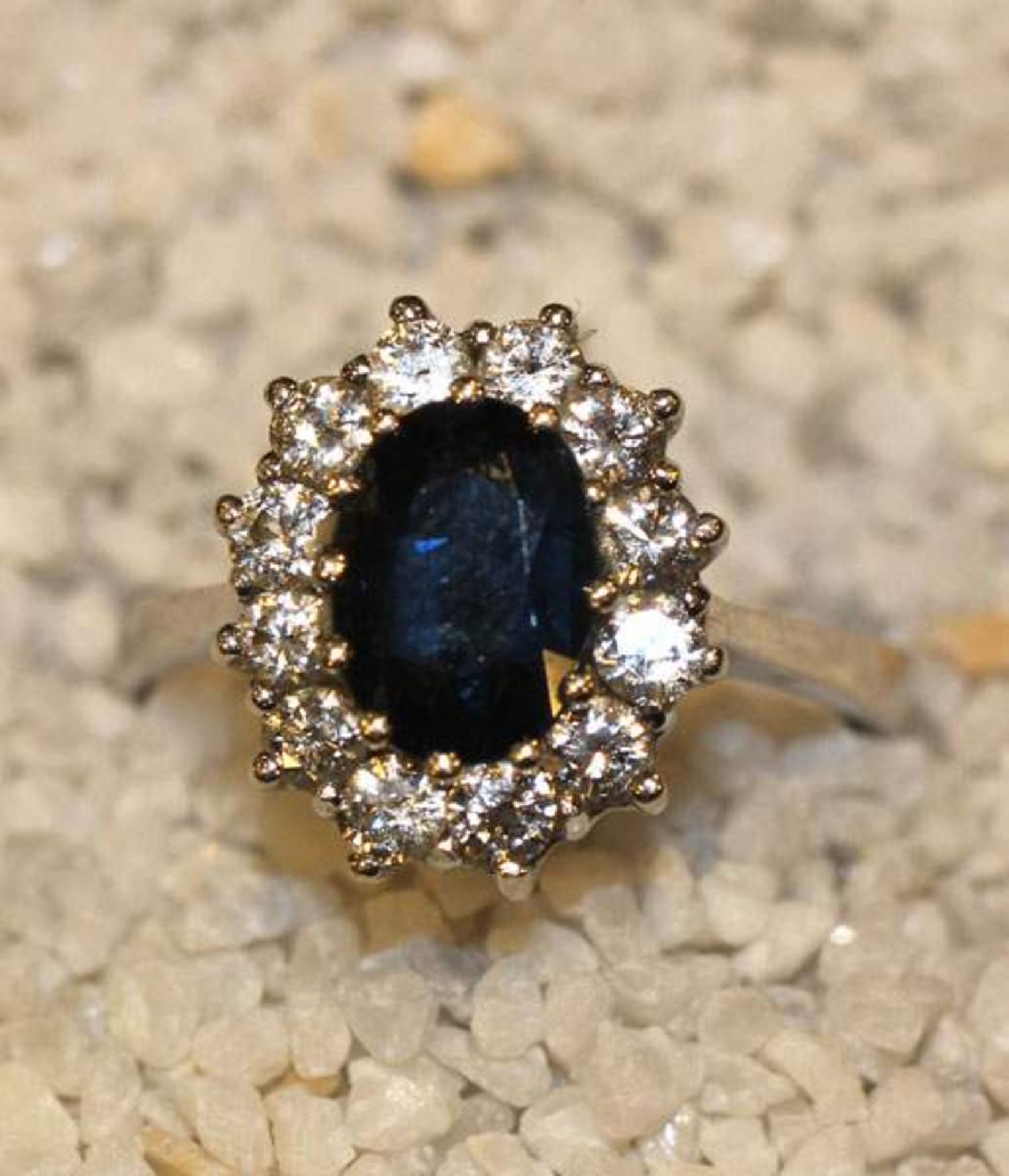 14 k Weißgold Ring mit Safir und Diamantkranz, 12 Diamanten, zus. ca. 0,50 ct., Gr. 52, klassische