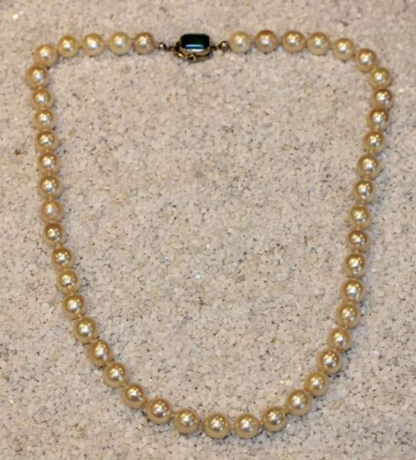 Perlenkette mit 14 k Weißgold Schließe und Smaragd, L 42 cm