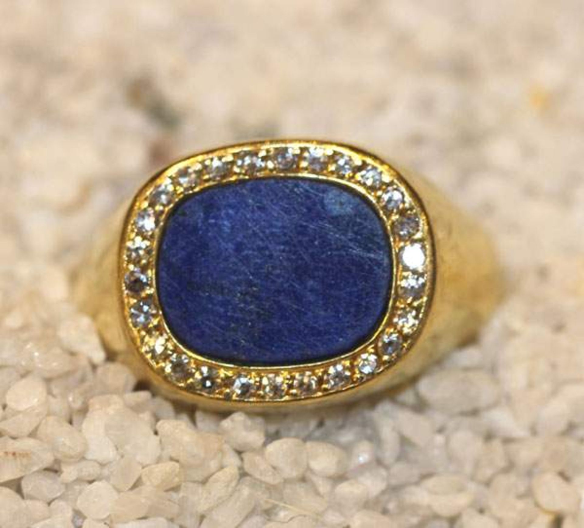 18 k Gelbgold Ring mit Lapislazuli und Diamantkranz, 11,7 gr., Gr. 61, massive Handarbeit