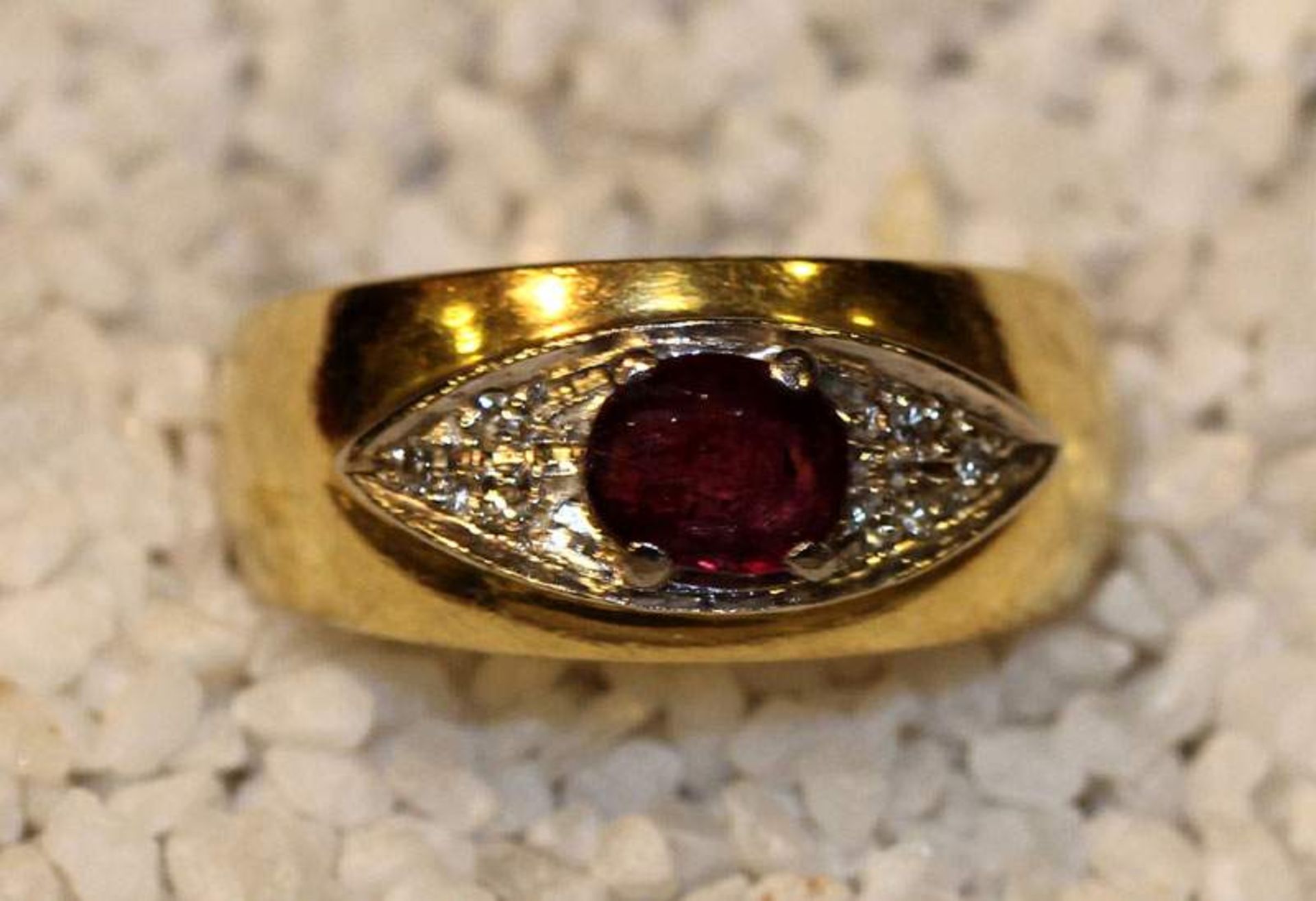 18 k Gelbgold Ring mit Granat und in Weißgold gefaßten Diamanten, 5,1 gr., Gr. 50