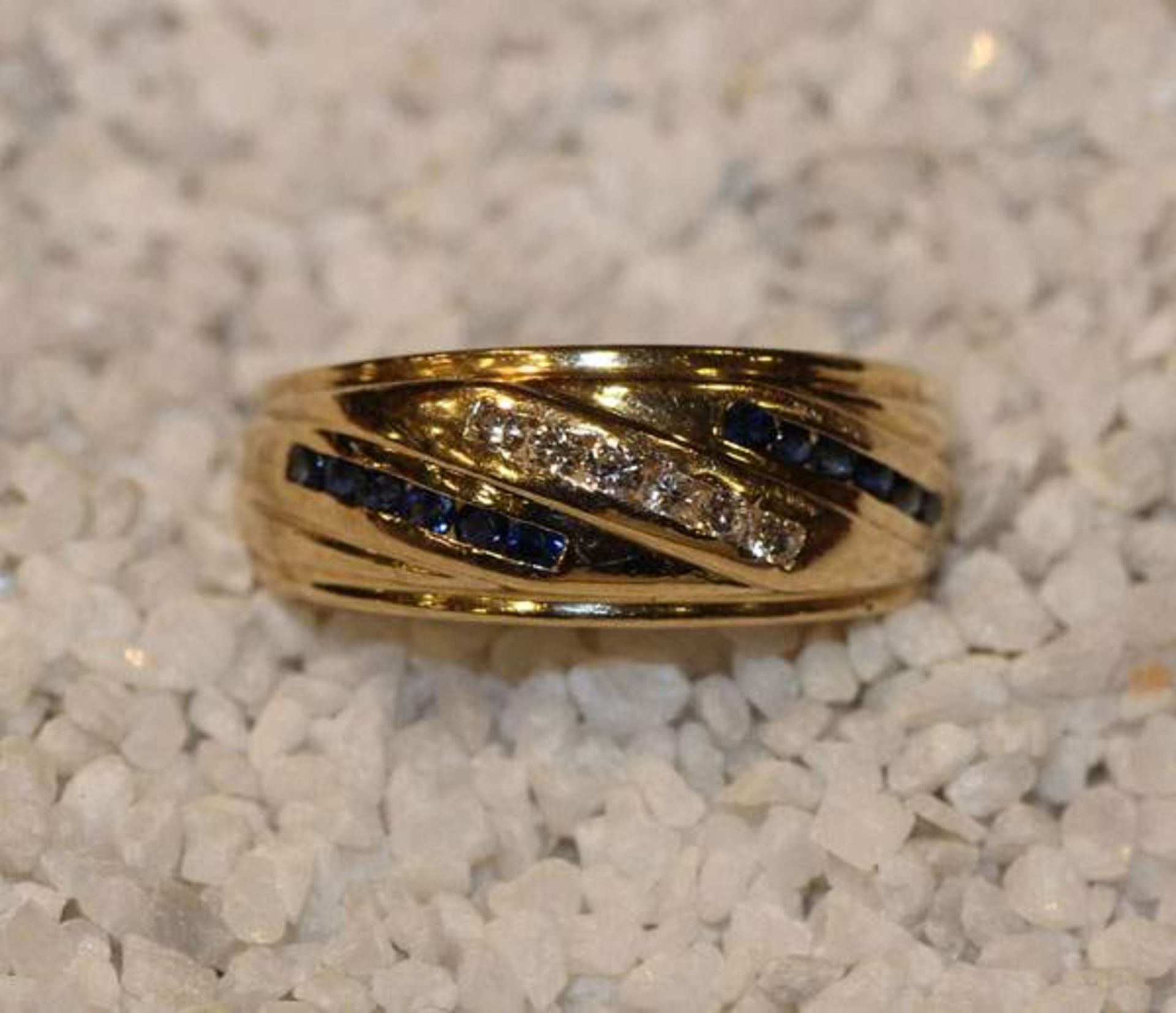 14 k Gelbgold Ring mit Safiren und Diamanten, 3,8 gr., Gr. 53