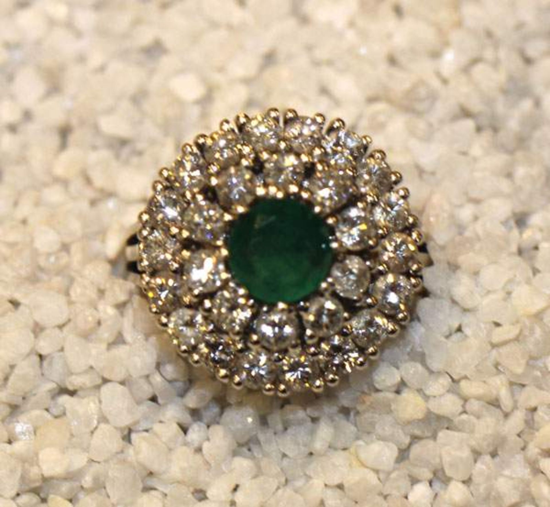 14 k Gelb- und Weißgold Ring mit Smaragd und 28 Diamanten, 8,7 gr., Gr. 50, schöne, klassische