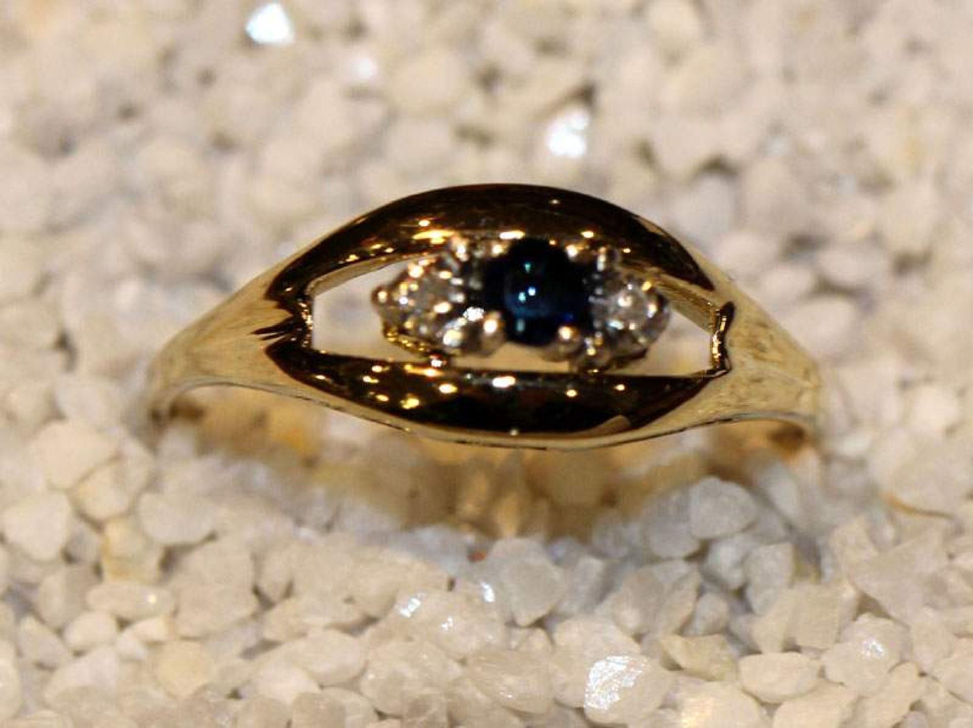 8 k Gelbgold Ring mit Safir und 2 Diamanten, 1,8 gr., Gr. 58