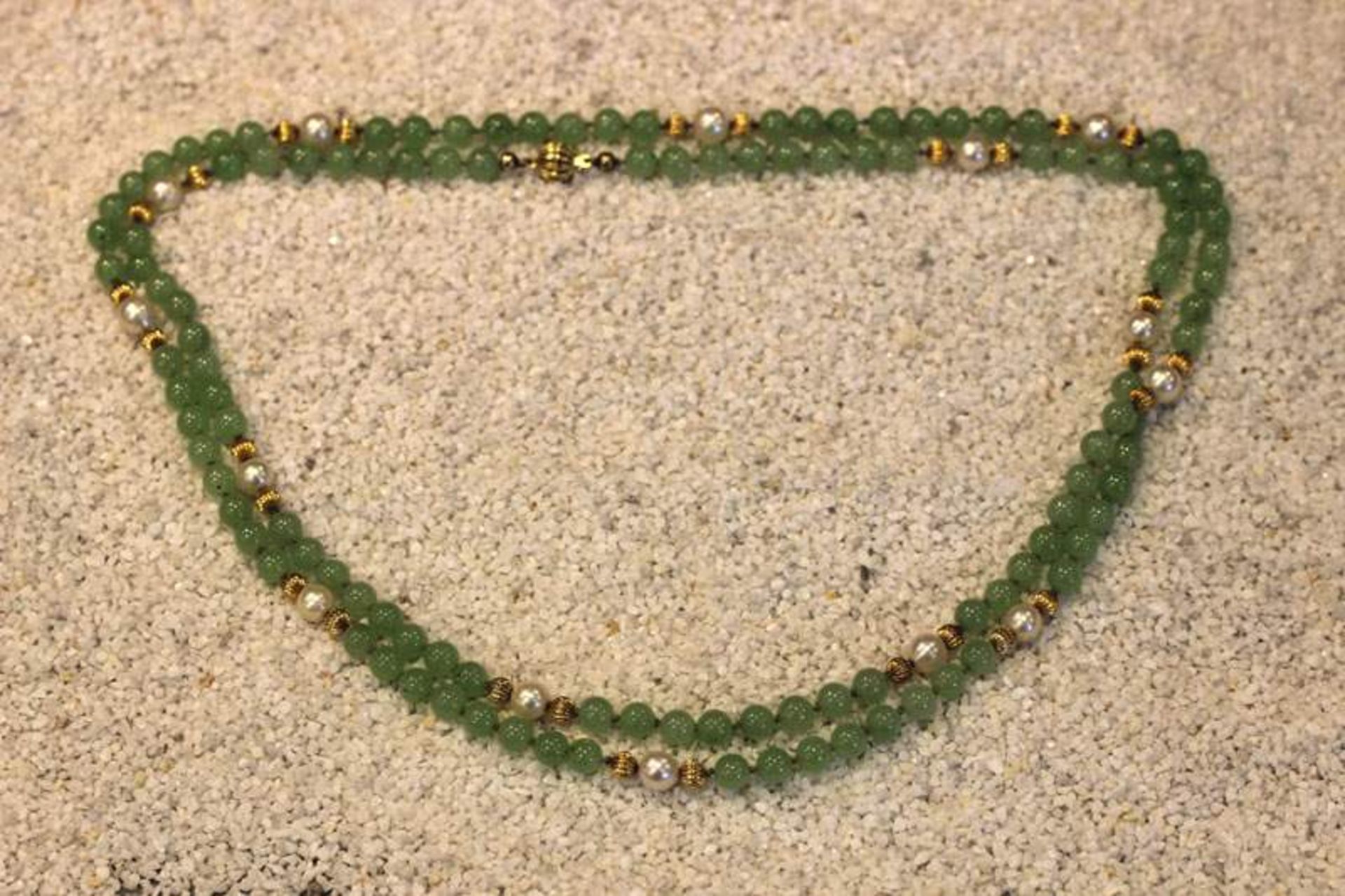 Jade-Kugelkette mit Perlen, 14 k Gelbgold Schließe und Zwischenkugeln, L 111 cm