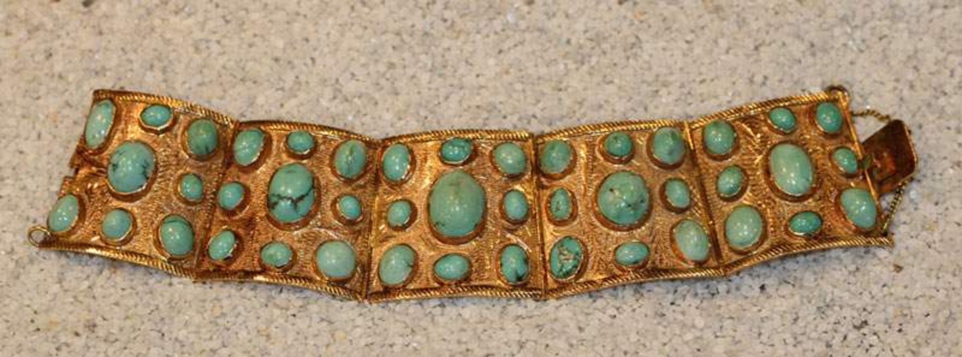 14 k Gelbgold Armband mit verschieden großen Türkisen besetzt, fein graviert, 59,7 gr., D 6 cm,