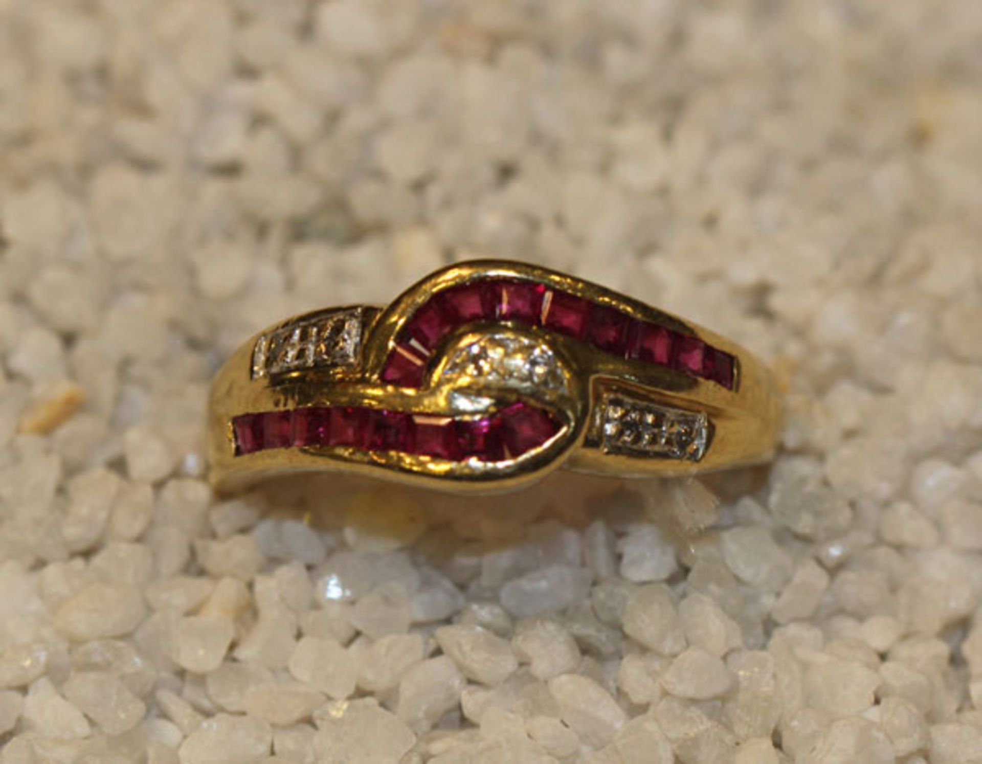 18 k Gelbgold Ring mit in Weißgold gefaßten kleinen Diamanten und Rubinen im Carreschliff, 3,6