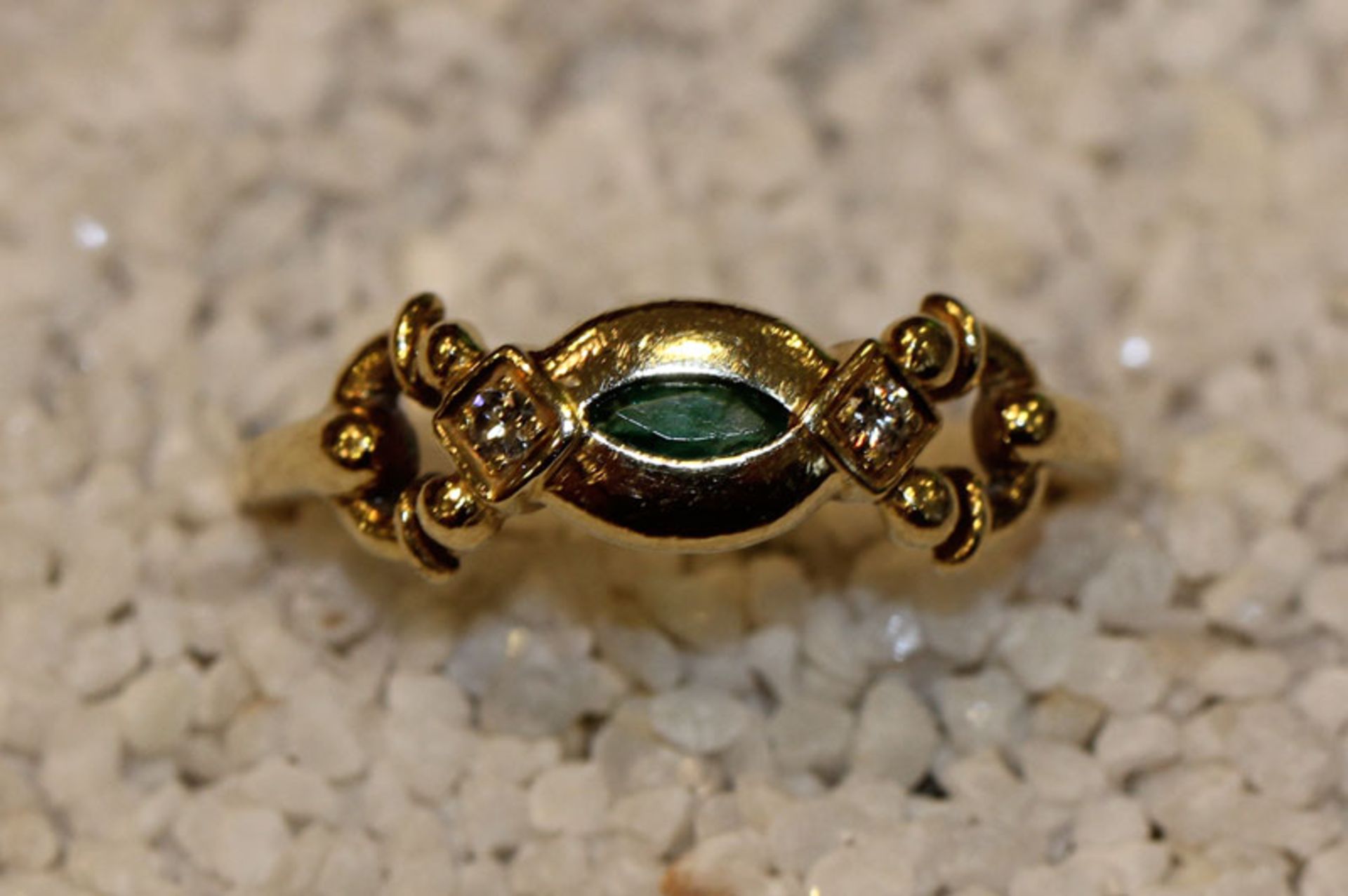18 k Gelbgold Ring mit Smaragd und 2 Diamanten, Gr. 60