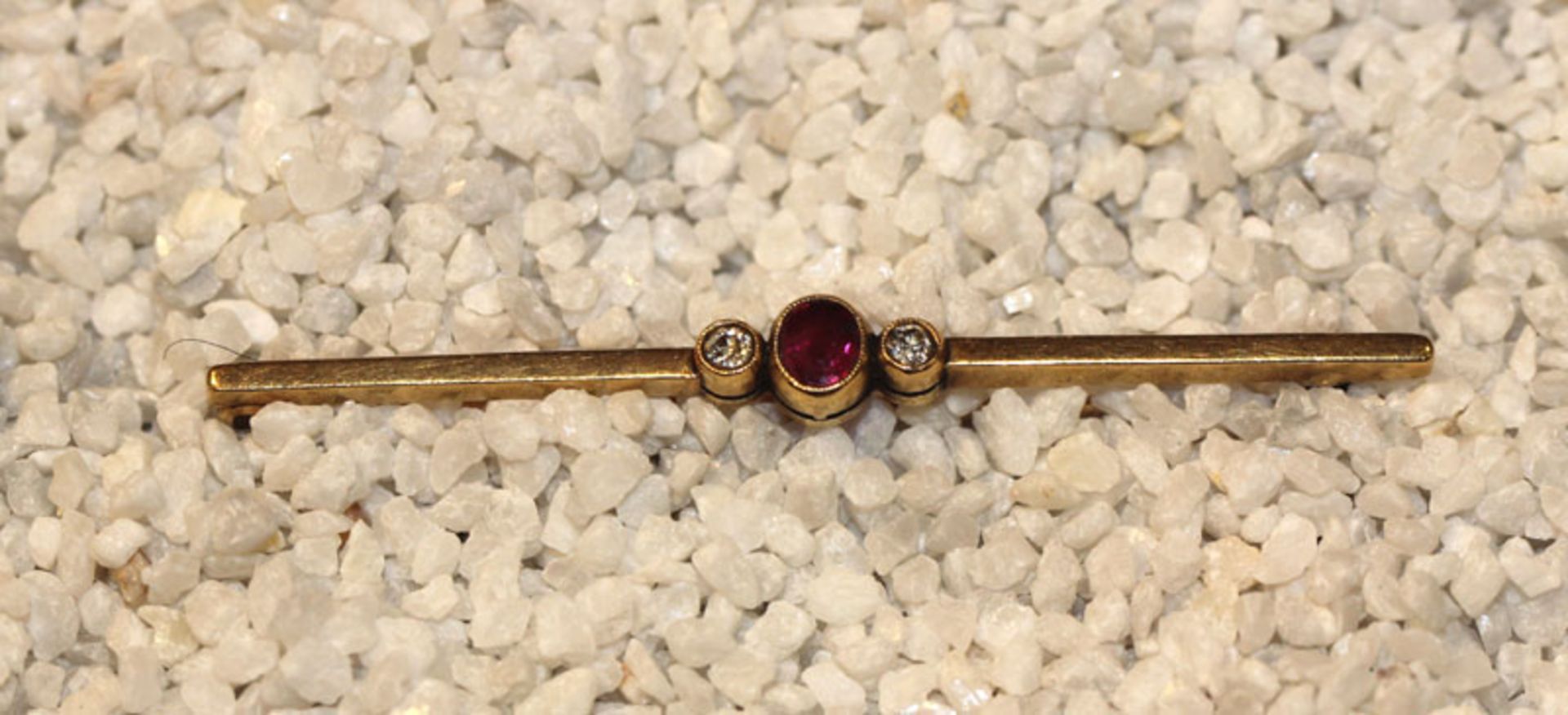 14 k Gelbgold Nadel mit Rubin und 2 kleinen Diamanten, B 4,5 cm