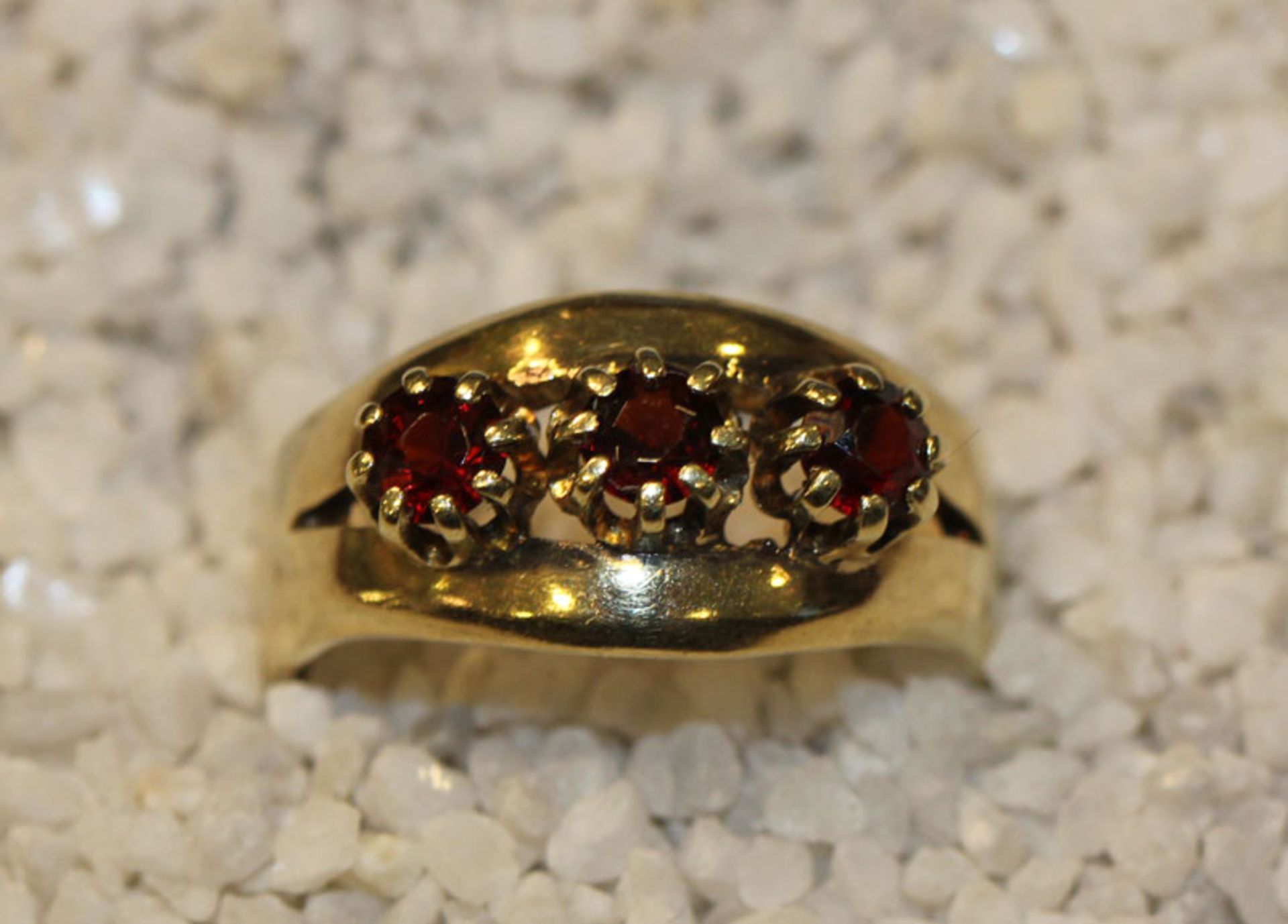 14 k Gelbgold Ring mit 3 Granaten, 4,8 gr., Gr. 53