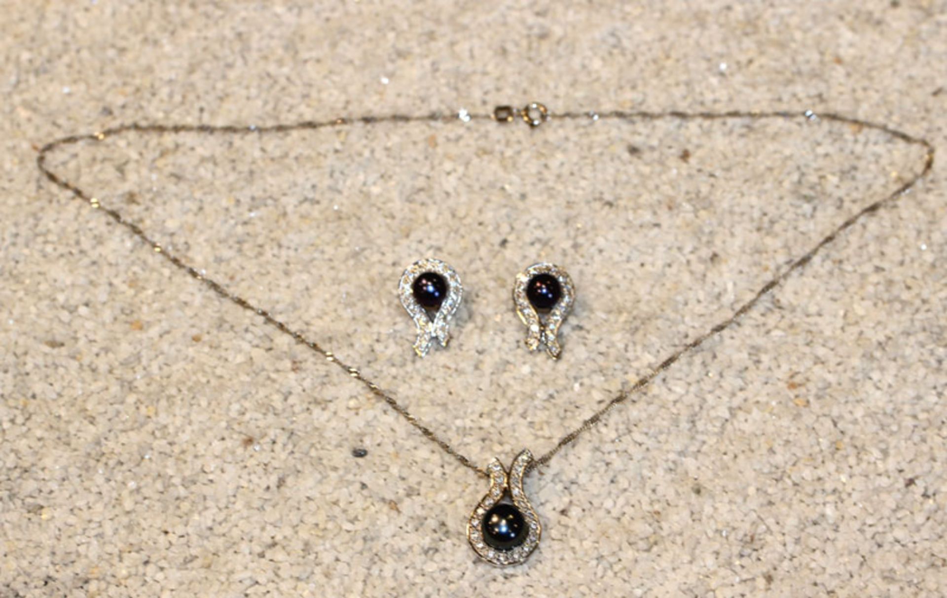 Silber Schmuckset: Kette mit Anhänger, L 44 cm, und Paar passende Ohrstecker mit schwarzen Perlen