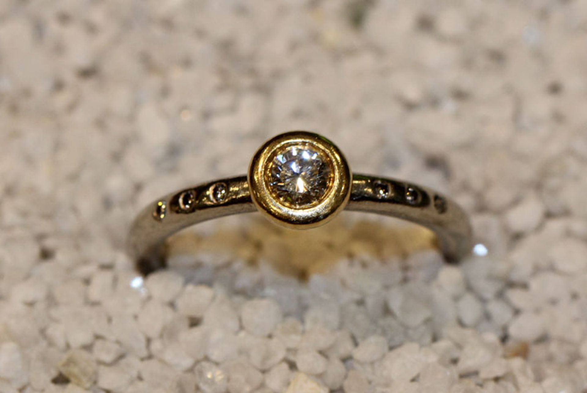 Platin Ring mit in Gelbgold gefaßtem Mittelstein und 6 kleinen Diamanten, zus. 0,31 ct., Gr. 54