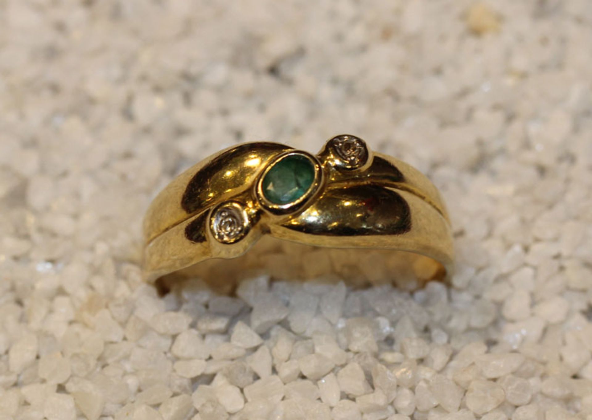 14 k Gelbgold Ring mit Smaragd und 2 kleinen Diamanten, 3 gr., Gr. 62
