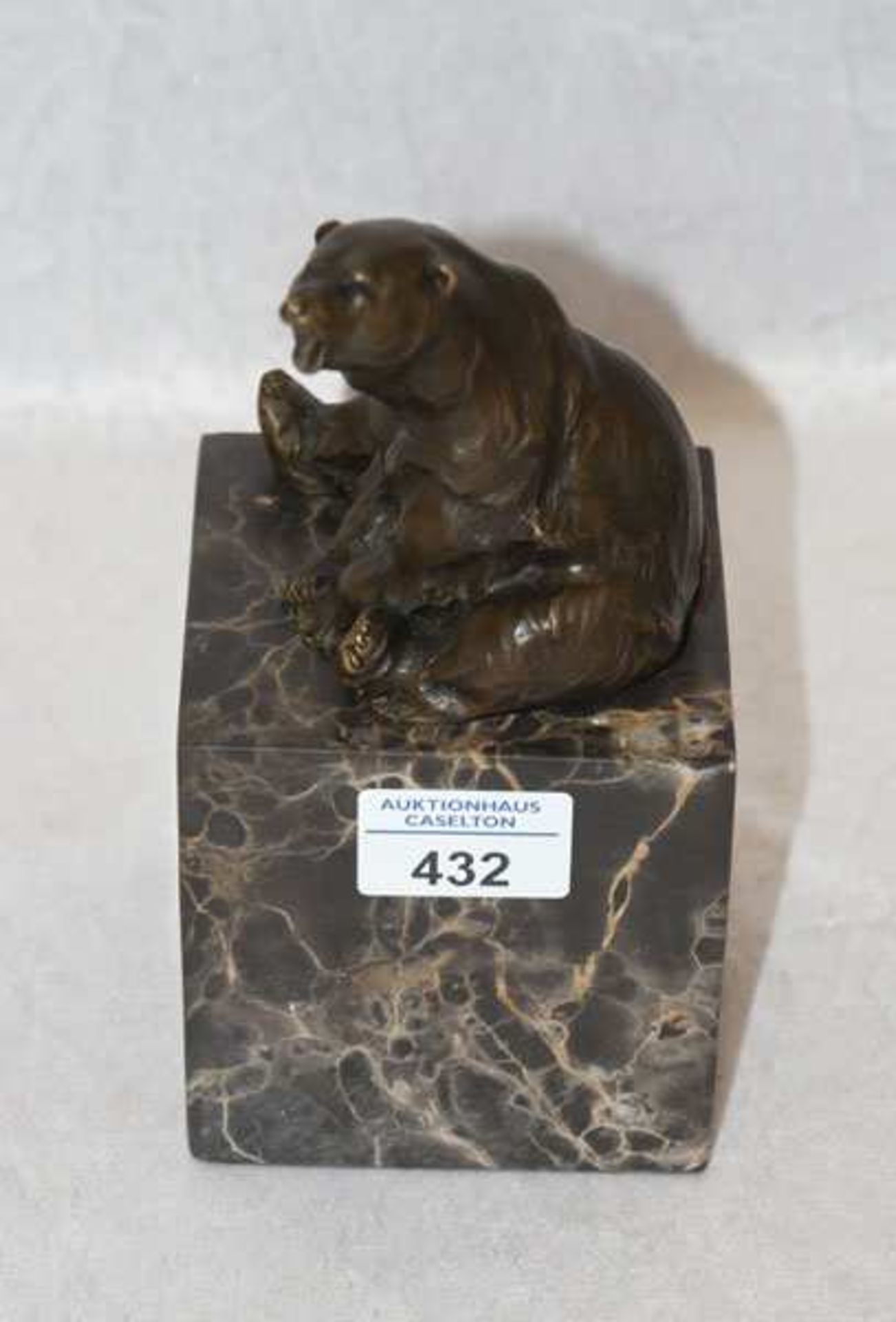 Bronze Tierfigur 'Bär', Gußmarke, auf Marmorsockel, H 20 cm