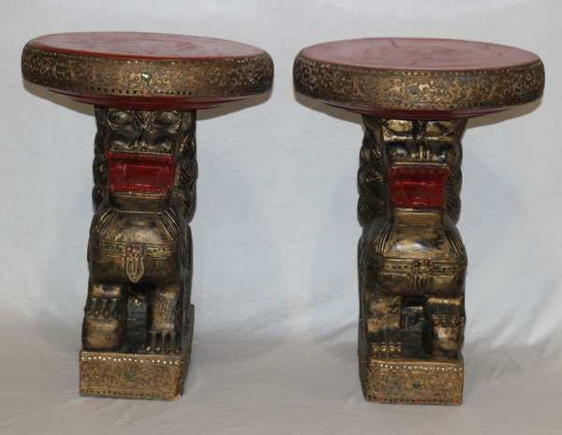 Paar Holztischchen mit plastischem Löwenfuß und runder Tischplatte, rot/gold bemalt, H 49 cm, D 36