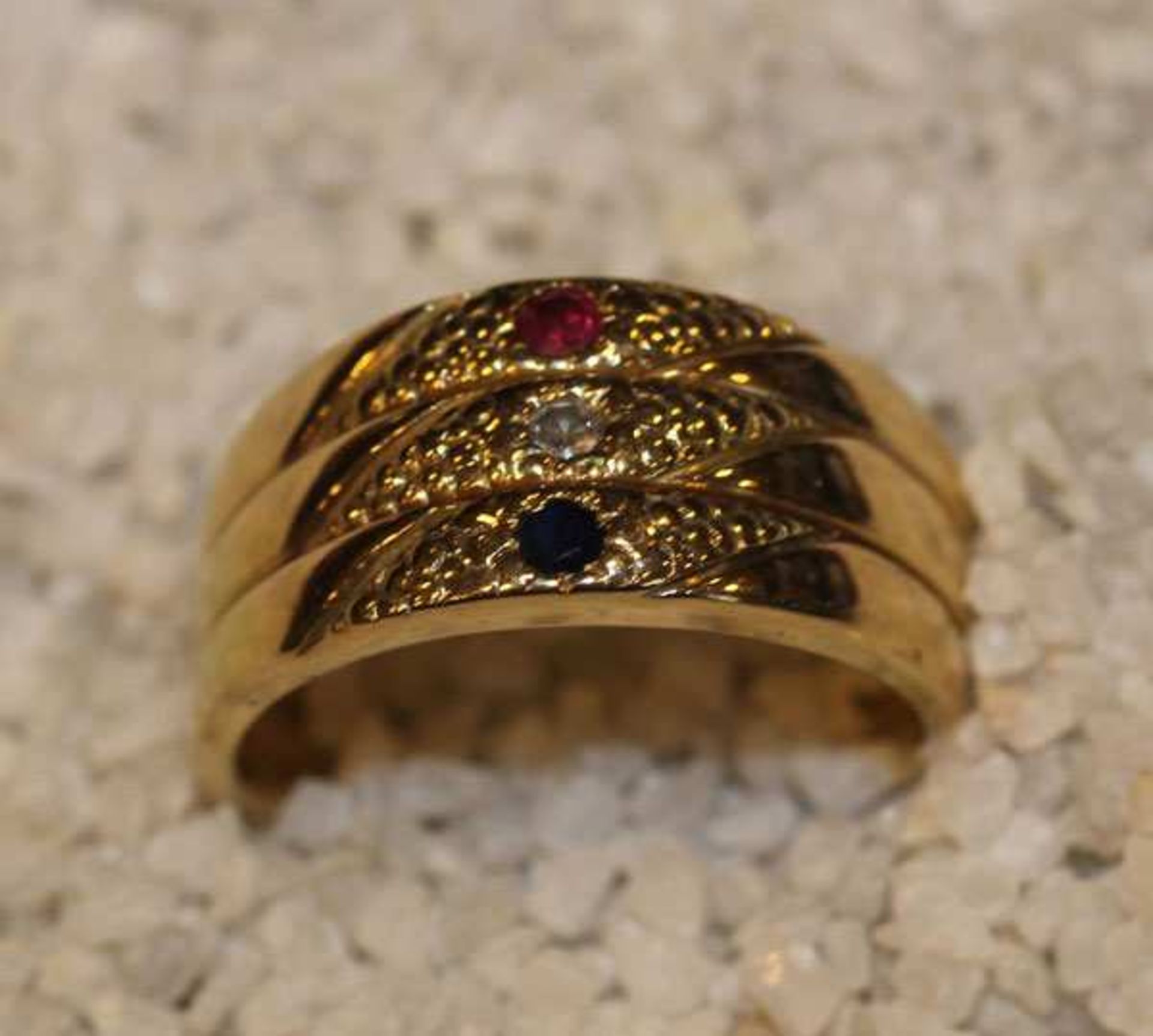 14 k Gelbgold Ring mit Diamant, Rubin und Safir, teils graviert, 6,4 gr., Gr. 52