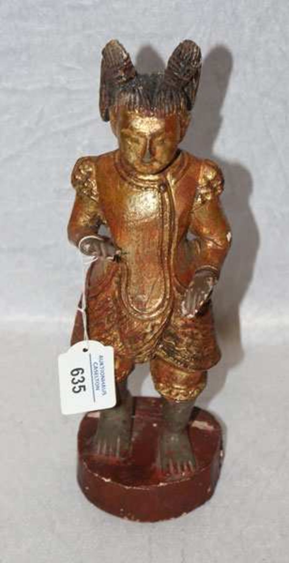Asiatische Figurenskulptur auf rundem Sockel stehend, gefaßt, H 28 cm, Altersspuren, teils