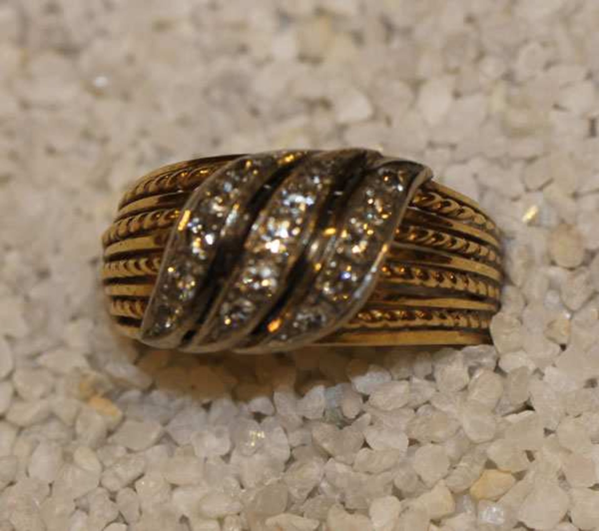 18 k Gelbgold Ring mit 15 in Weißgold gefaßten Diamanten, Ringschiene teils mit plastischem