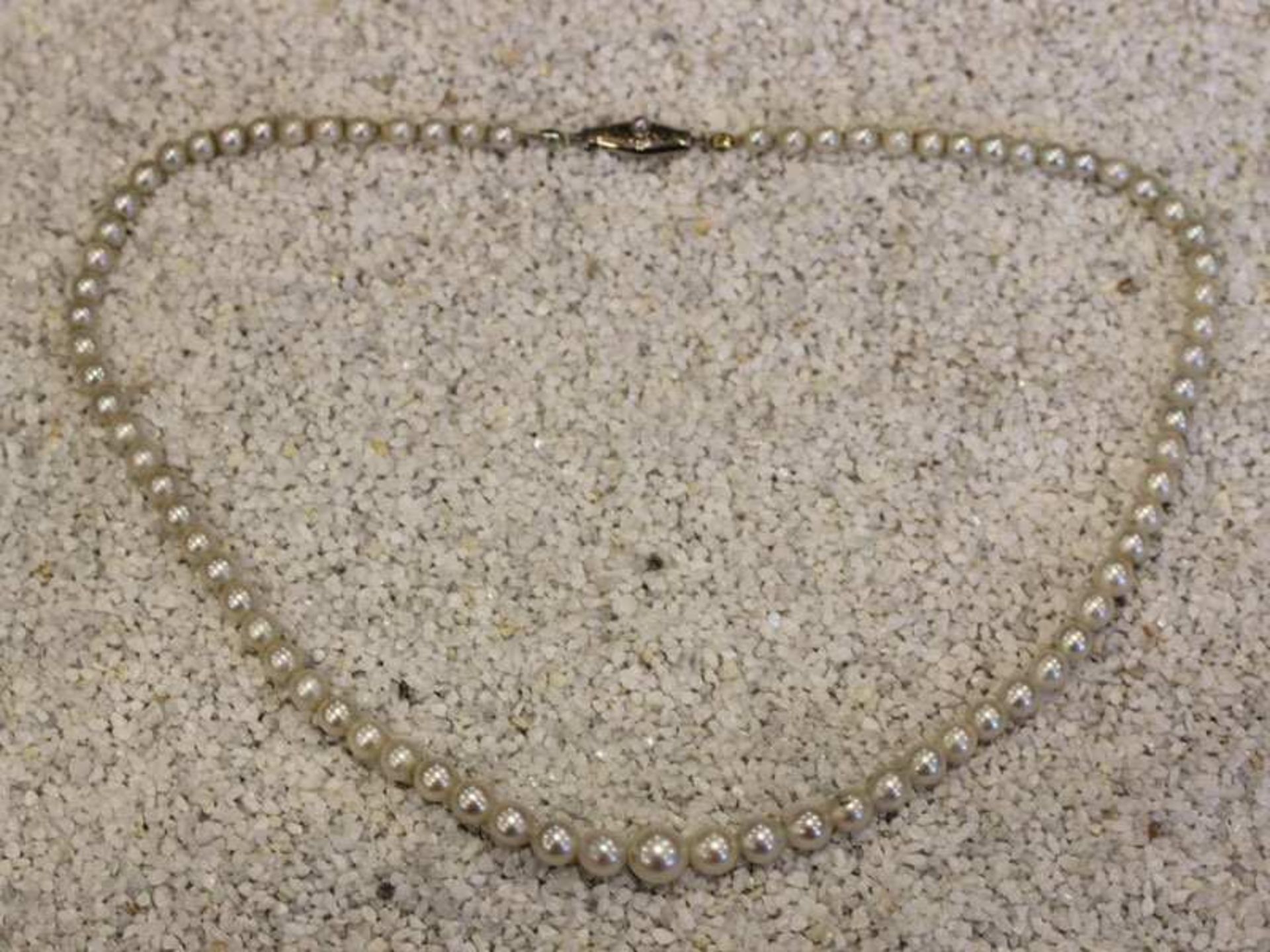 Perlenkette in Verlaufform mit 14 k Weißgold Schließe, L 44 cm