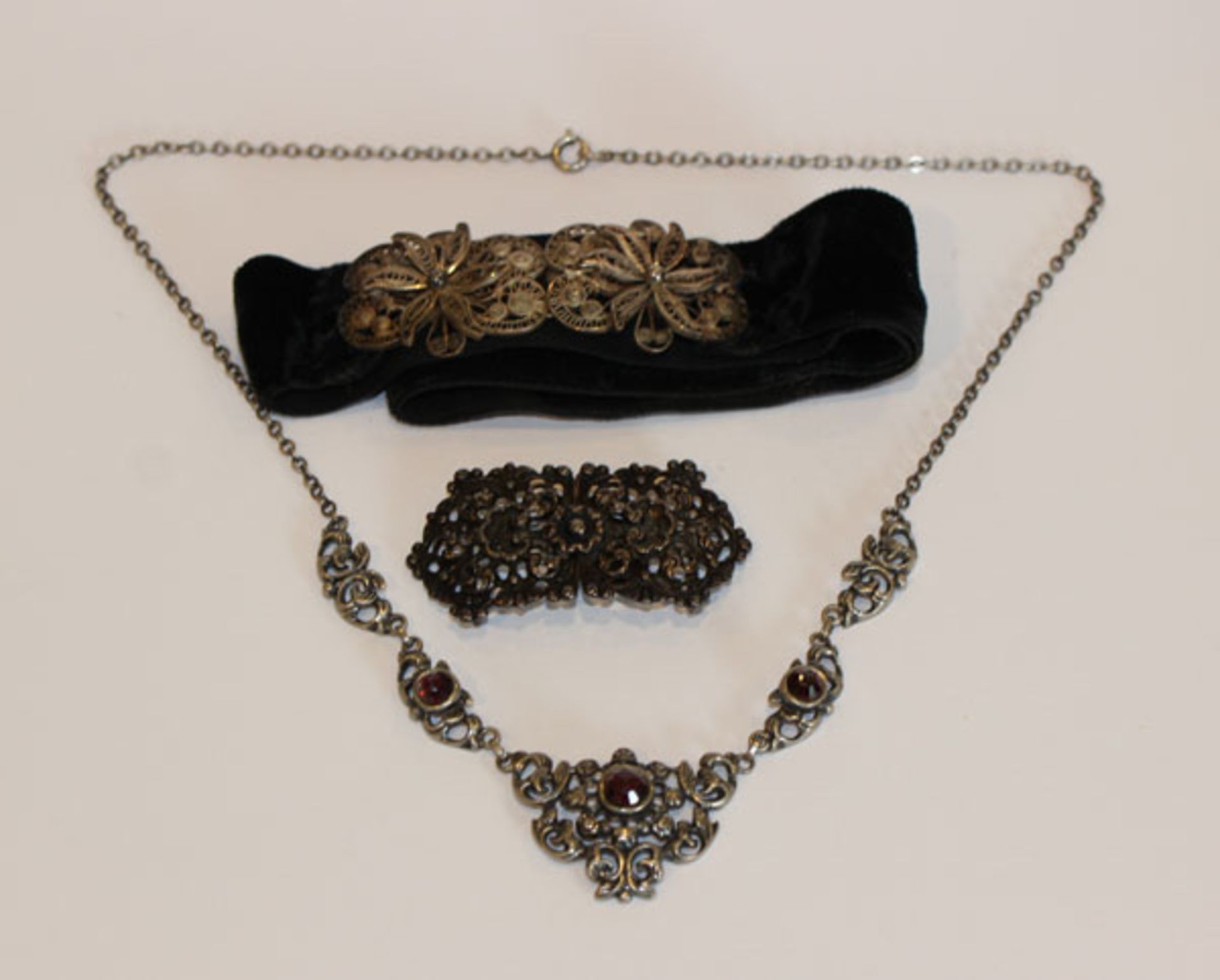 Silber Trachtenschmuck: Collierkette mit Granaten, L 40 cm, Schließe mit Reliefdekor, B 5 cm, und