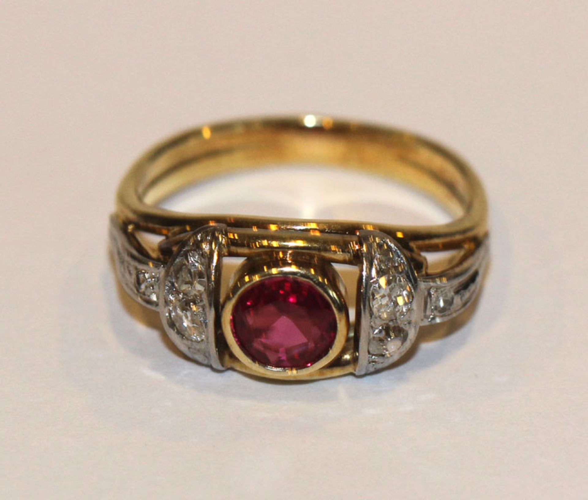 14 k Gelbgold Ring mit Rubin und 6 in Weißgold gefaßten Diamanten, Gr. 52, schöne Handarbeit