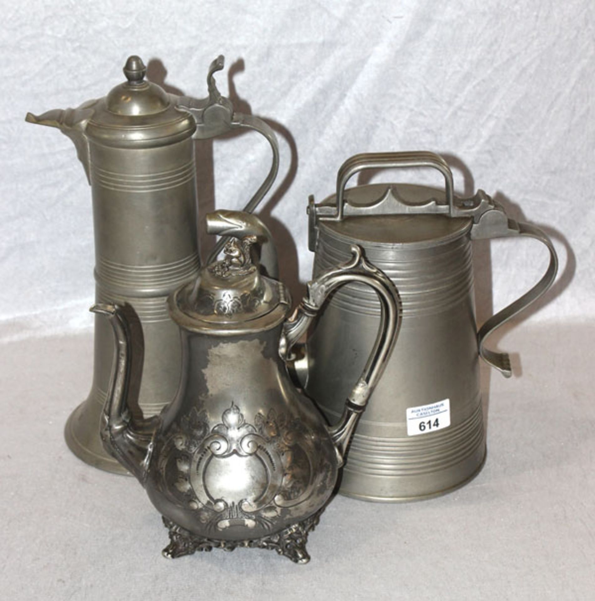 Zinn-Konvolut: 2 Henkelkannen mit Rillendekor, H 28/34 cm, und Kaffeekanne mit Reliefdekor, H 26 cm,