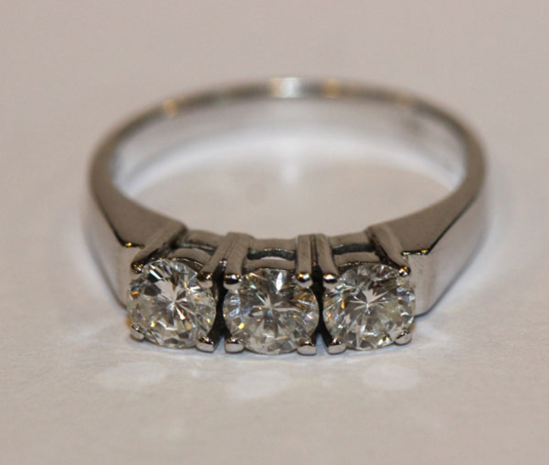 14 k Weißgold Ring mit 3 Diamanten, zus. 0,75 ct., Gr. 49, klassische Handarbeit mit Krabbenfassung