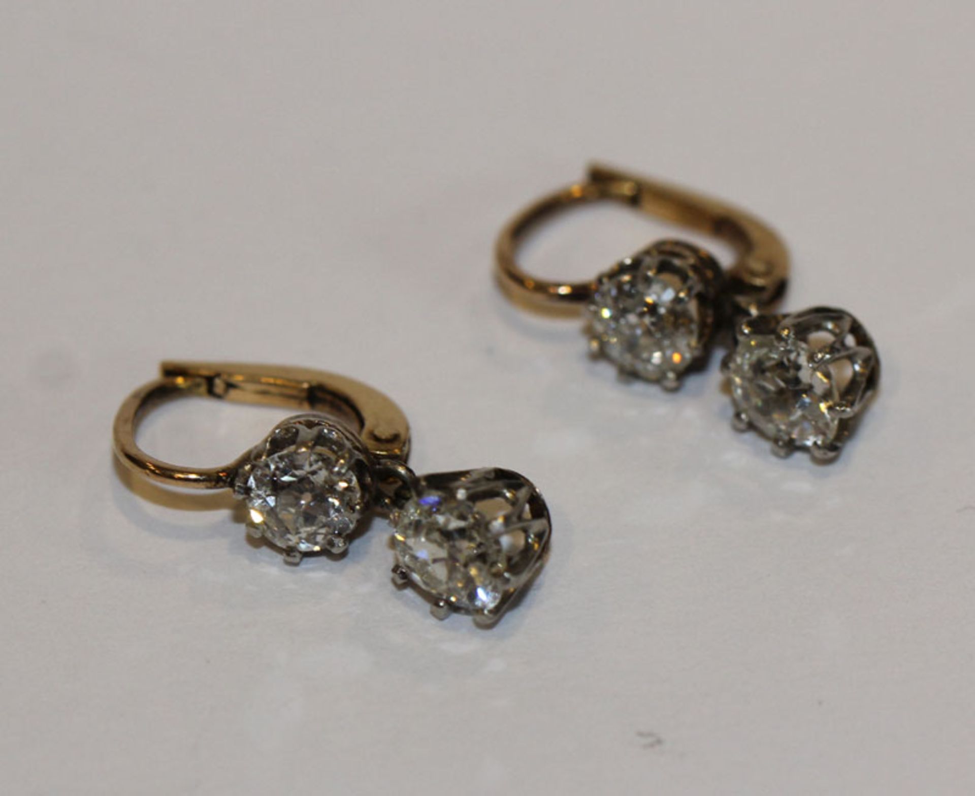 Paar 14 k Gelb- und Weißgold Ohrhänger mit je 2 Altschliff Diamanten, zus. ca. 2,5 ct., klassische