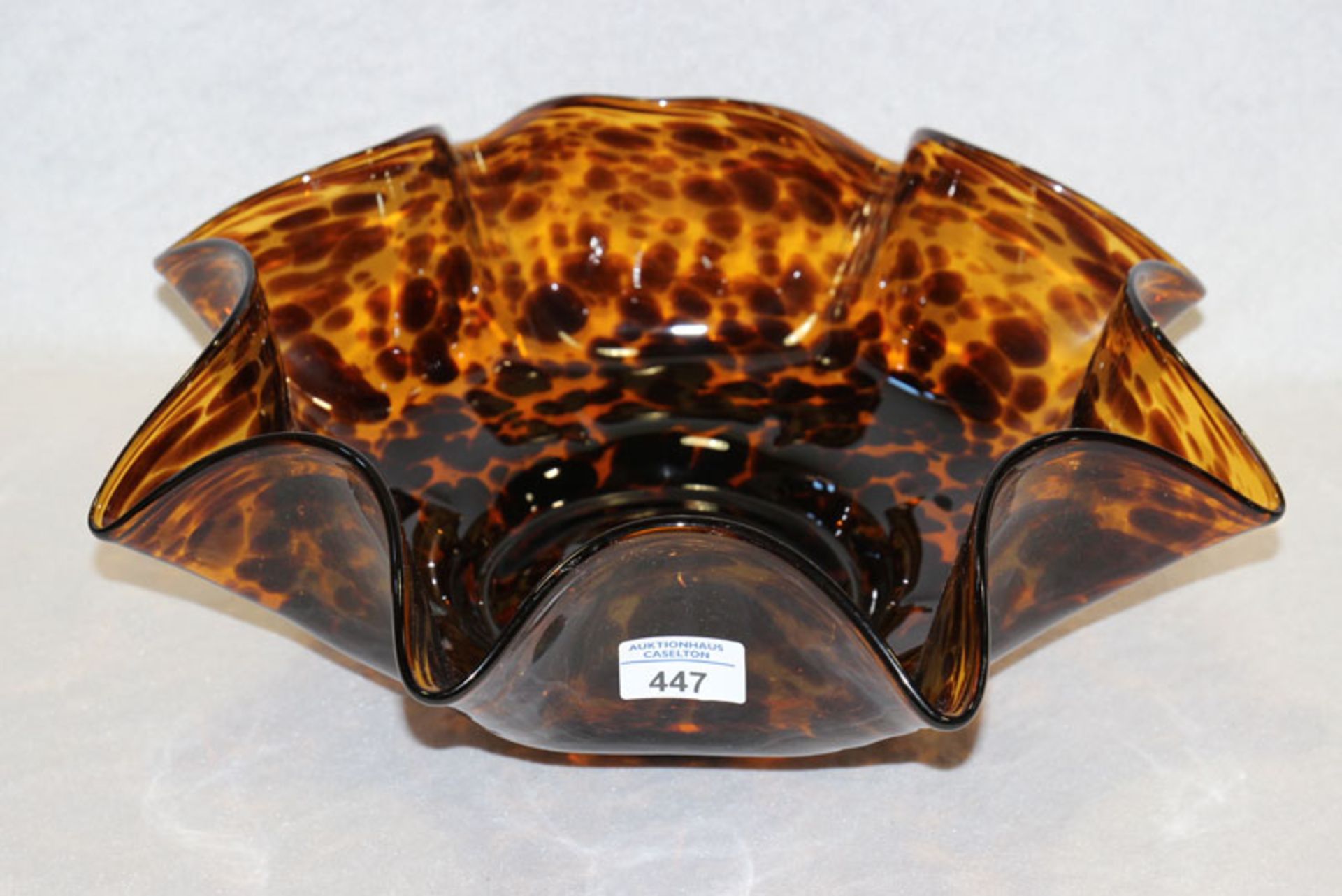 Glasschale mit gewelltem Rand in braungeflecktem Dekor, H 14 cm, D 42 cm