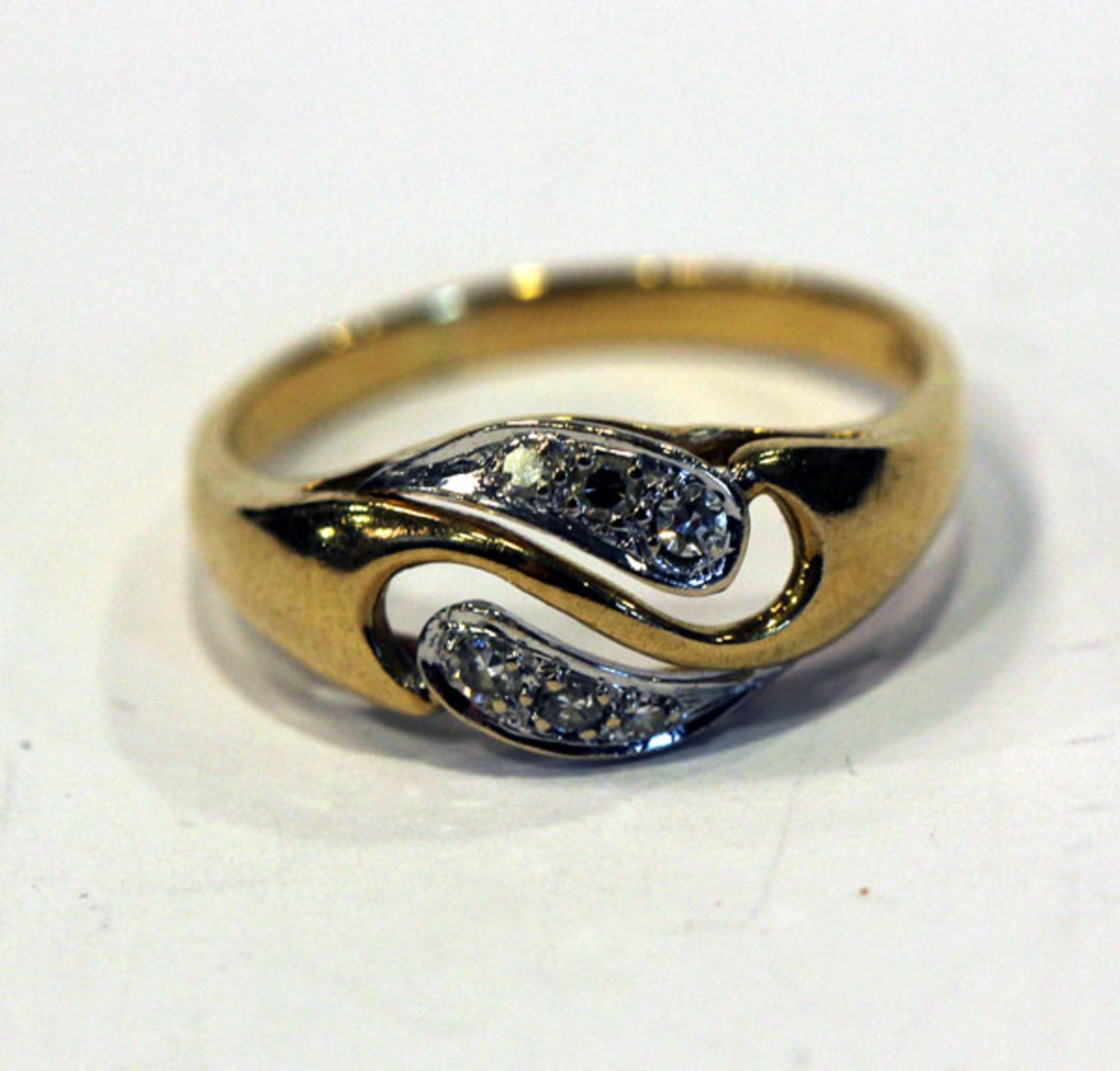 14 k Gelbgold Ring mit 6 in Weißgold gefaßten Diamanten, Gr. 56