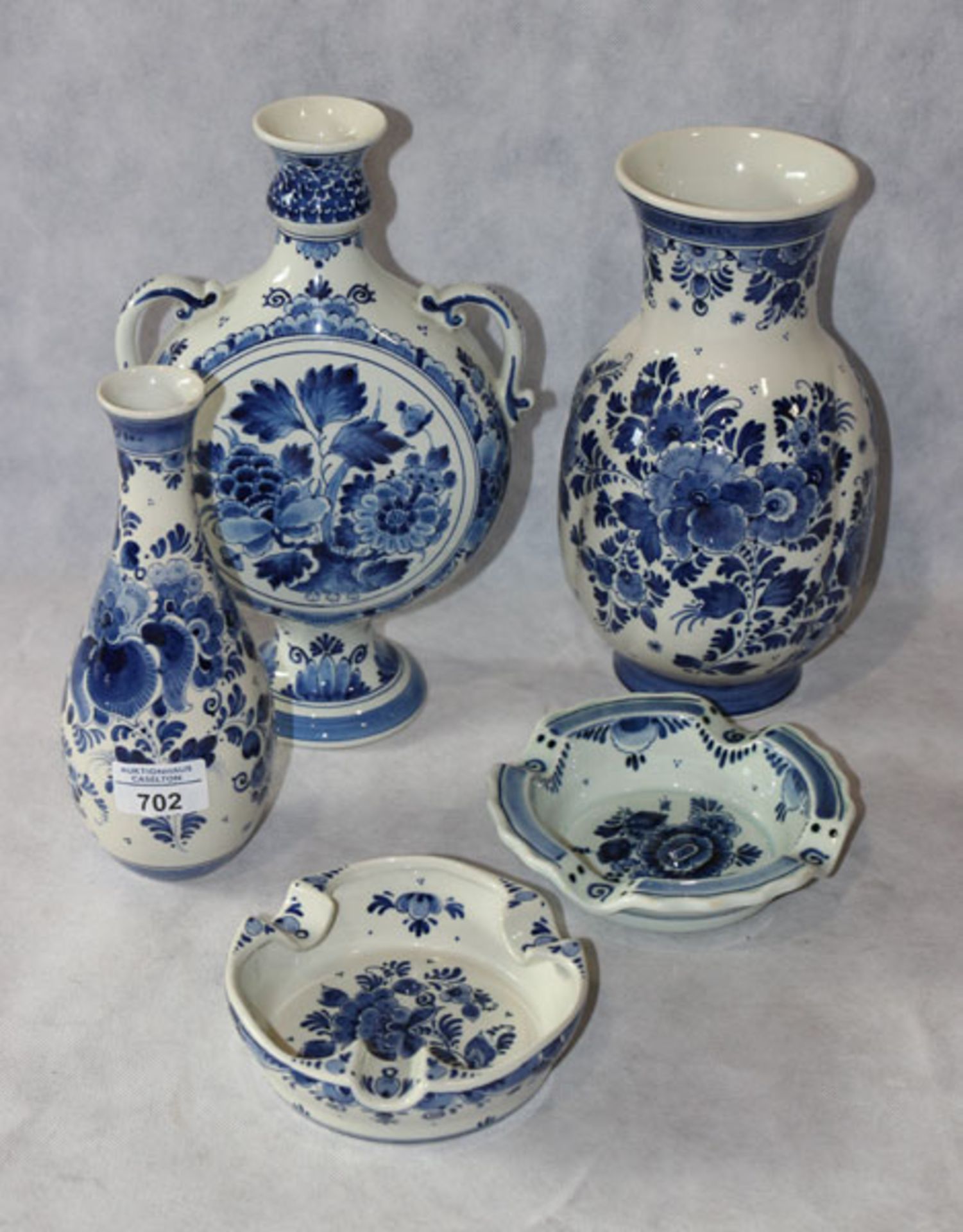 Delfter Konvolut 2 Vasen, Henkelvase, H 22/28 cm, und 2 Aschenbecher, alles mit Floraldekor