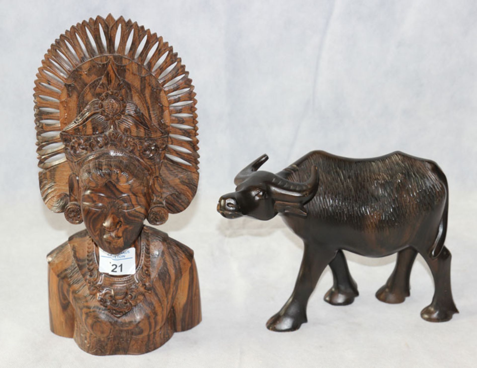 Holz Figurenskulptur 'Balinesische Frauenbüste', fein geschnitzt, H 31 cm, und Holz Tierfigur '