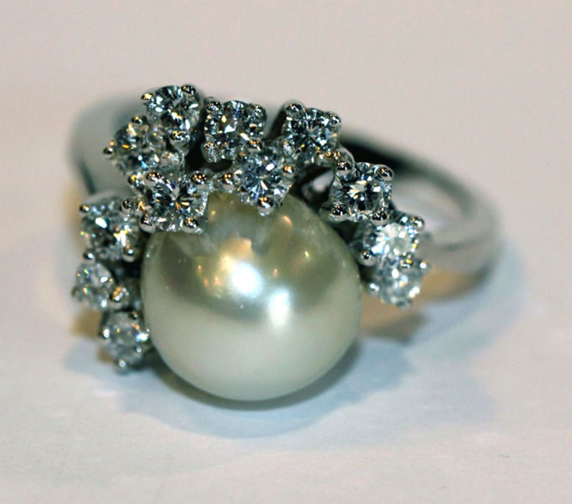 14 k Weißgold Ring mit Perle und 13 Diamanten, sehr schöne, klassische Handarbeit, 5,5 gr., Gr.