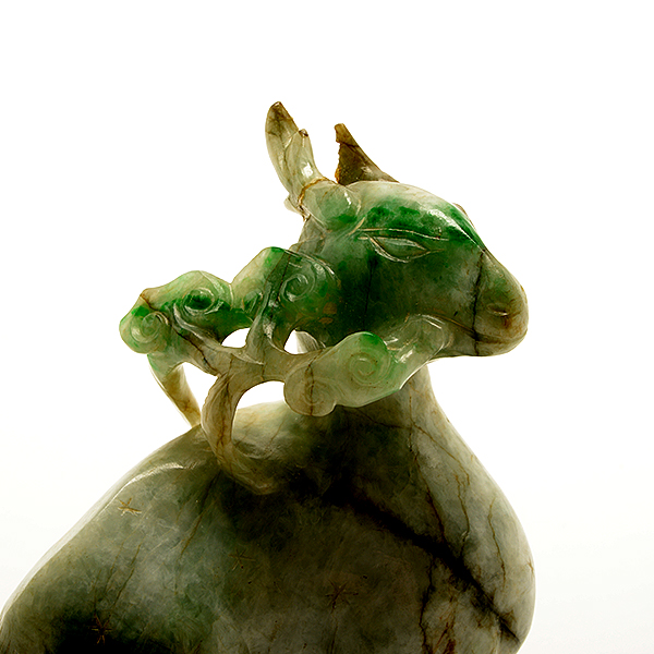 A Pair of Jadeite Figures of Deer Carved in mirror image with each deer grasping a lingzhi branch in - Image 6 of 9