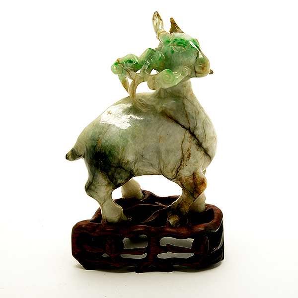 A Pair of Jadeite Figures of Deer Carved in mirror image with each deer grasping a lingzhi branch in - Image 5 of 9