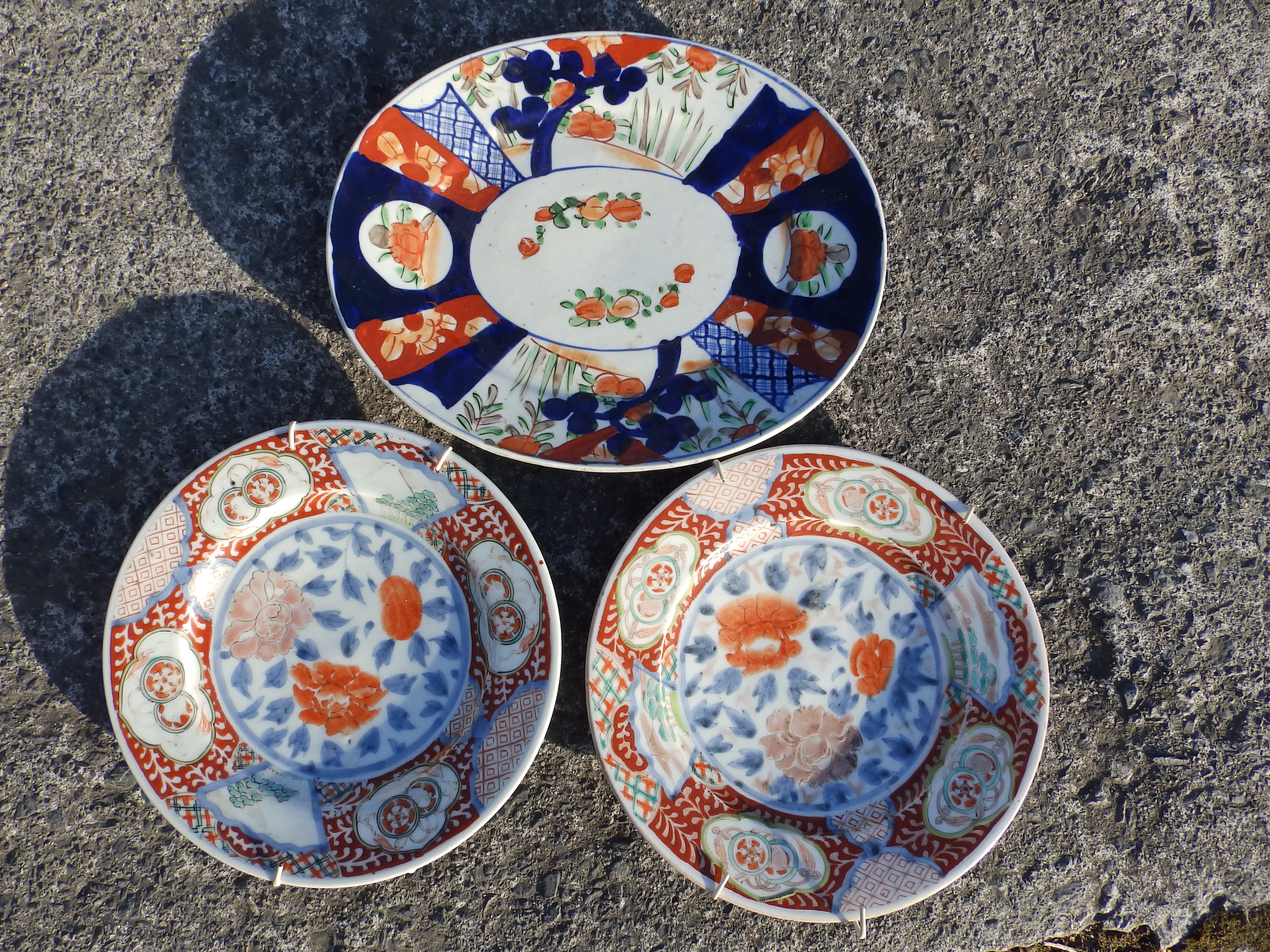 A pair of Japanese plates and an Imari stand (3)