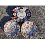 A pair of Japanese plates and an Imari stand (3)