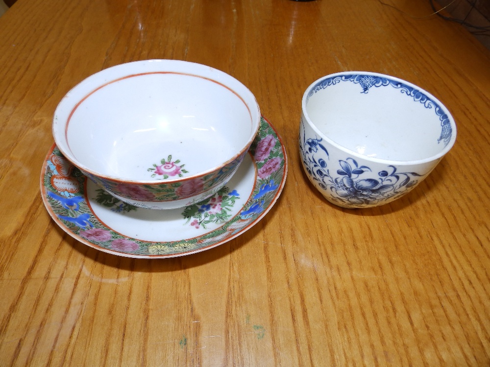 An 18thC English porcelain blue & white tea bowl in Mansfield pattern, together with a Chinese