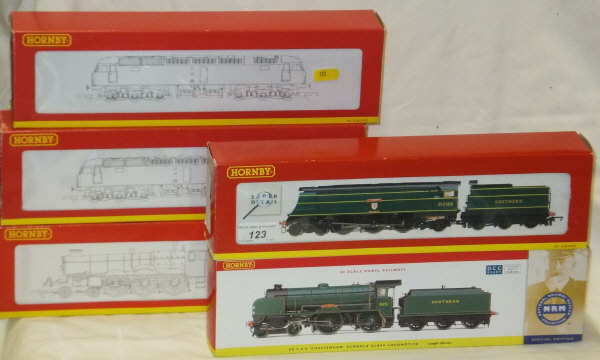 A collection of Hornby 00 gauge locomotives including a BR 4-6-0 Castle Class 5051 Earl Bathurst-WR
